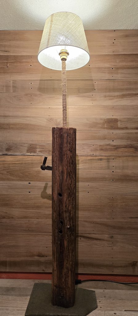 Lampada da Terra in Legno con Base in Pietra