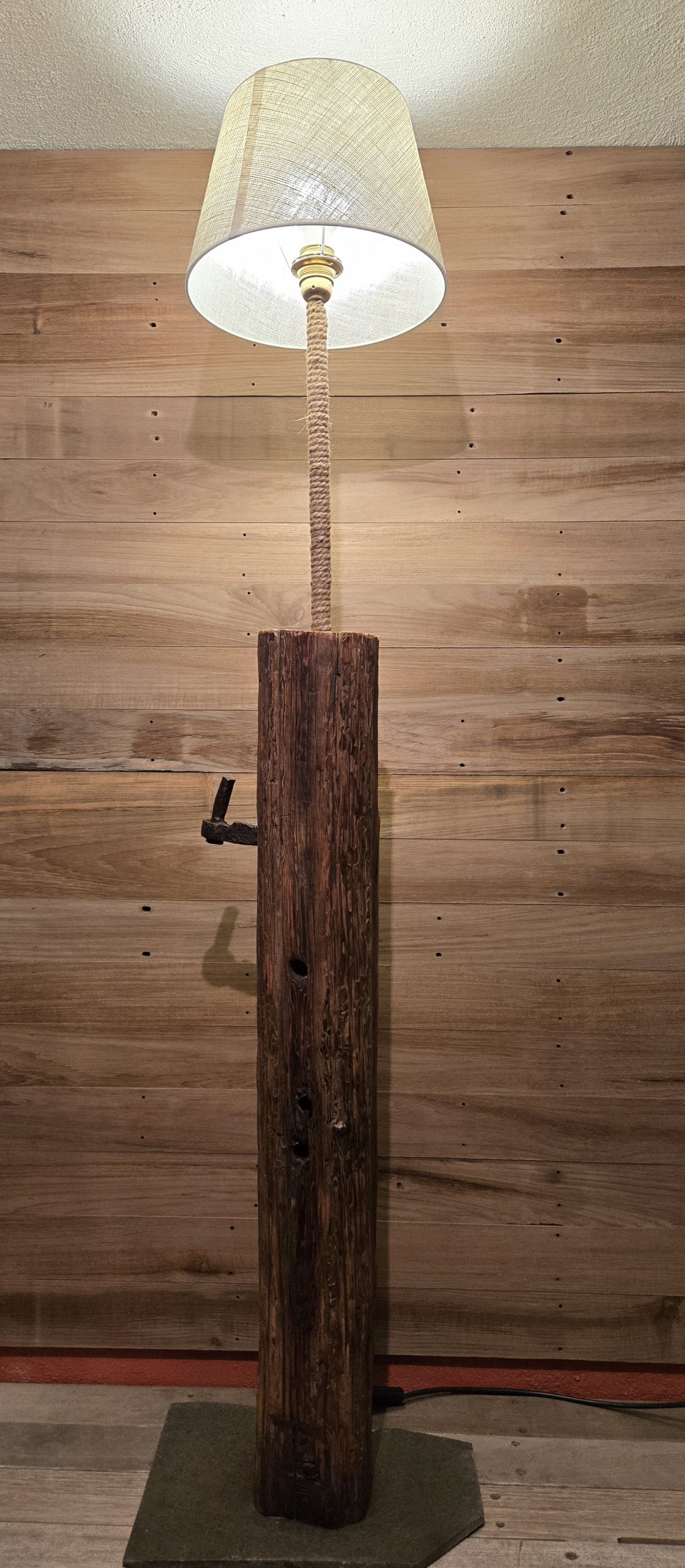 Lampada da Terra in Legno con Base in Pietra